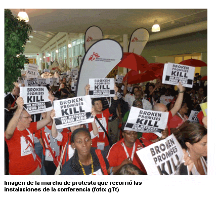 Decenas de activistas de  distintas partes del mundo se unieron a una marcha de protesta que recorrió las  instalaciones de la conferencia